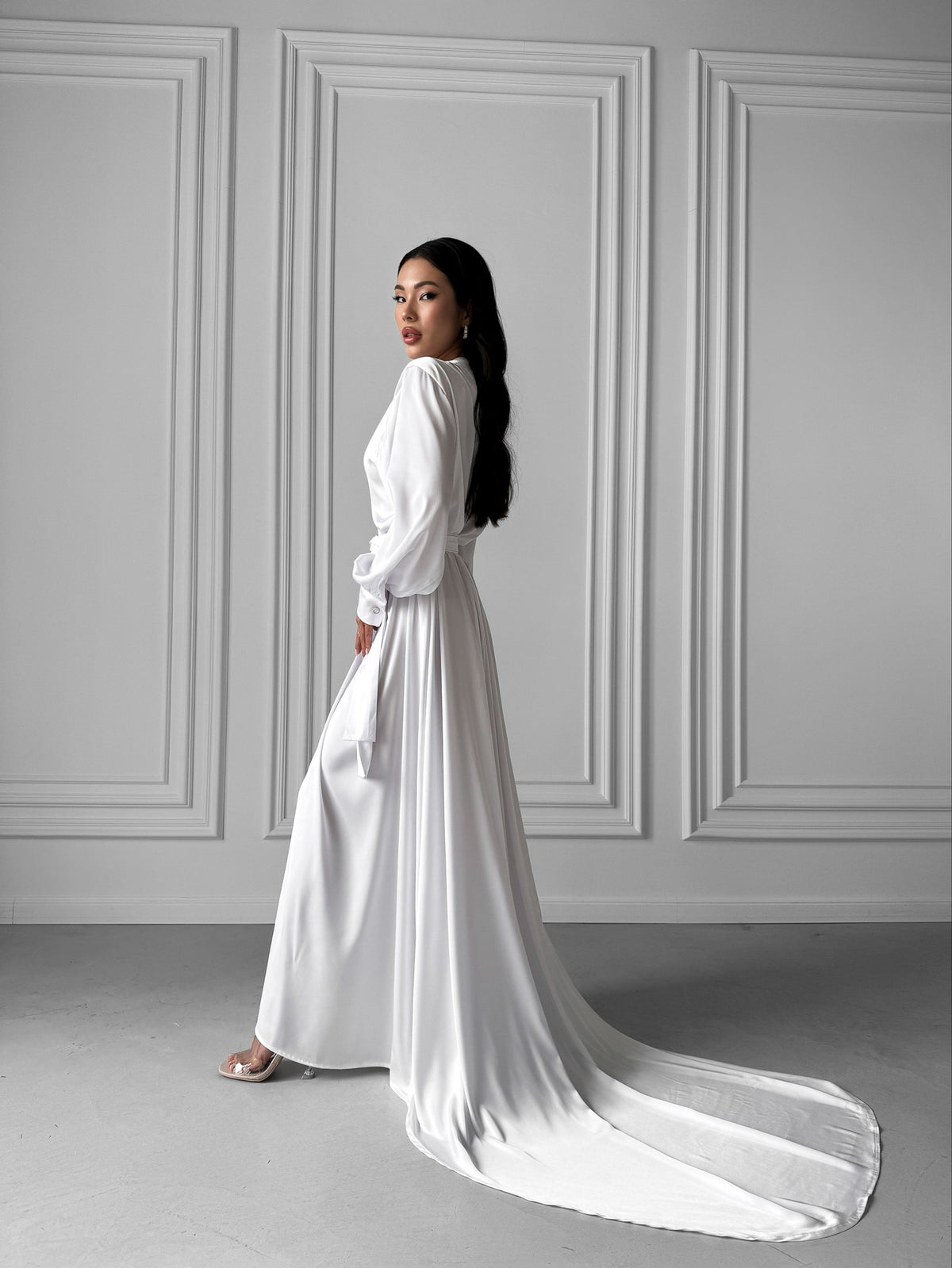 Unveil the glamour of your bridal morning with our Extra Long Robe. Featuring a tie waist, open front, and long sleeves with button cuffs, this robe promises a perfect blend of comfort and bridal allure. Okiya Studio