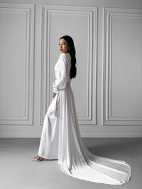 Unveil the glamour of your bridal morning with our Extra Long Robe. Featuring a tie waist, open front, and long sleeves with button cuffs, this robe promises a perfect blend of comfort and bridal allure. Okiya Studio