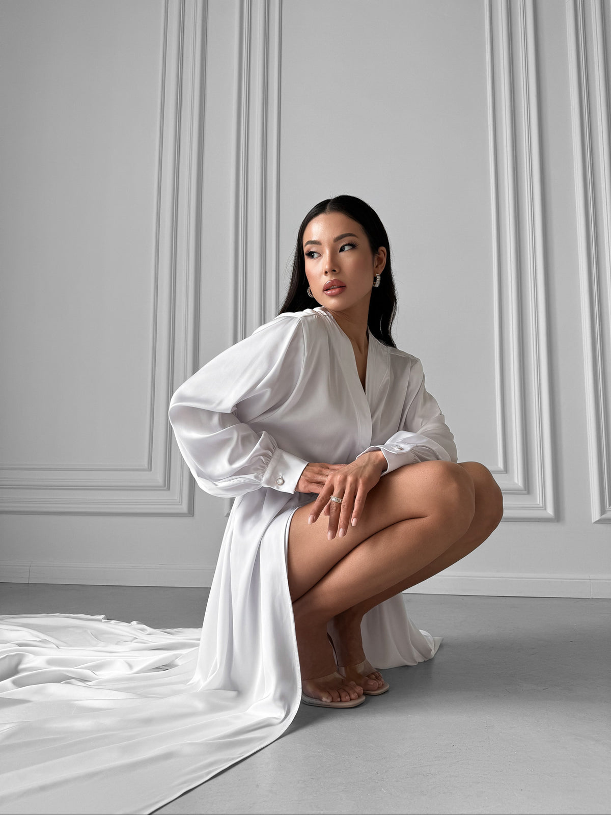 Okiya Studio. Start your bridal morning in opulence with our Extra Long Robe. The tie waist, open front, and long sleeves with button cuffs create an ensemble that marries comfort and bridal style seamlessly.