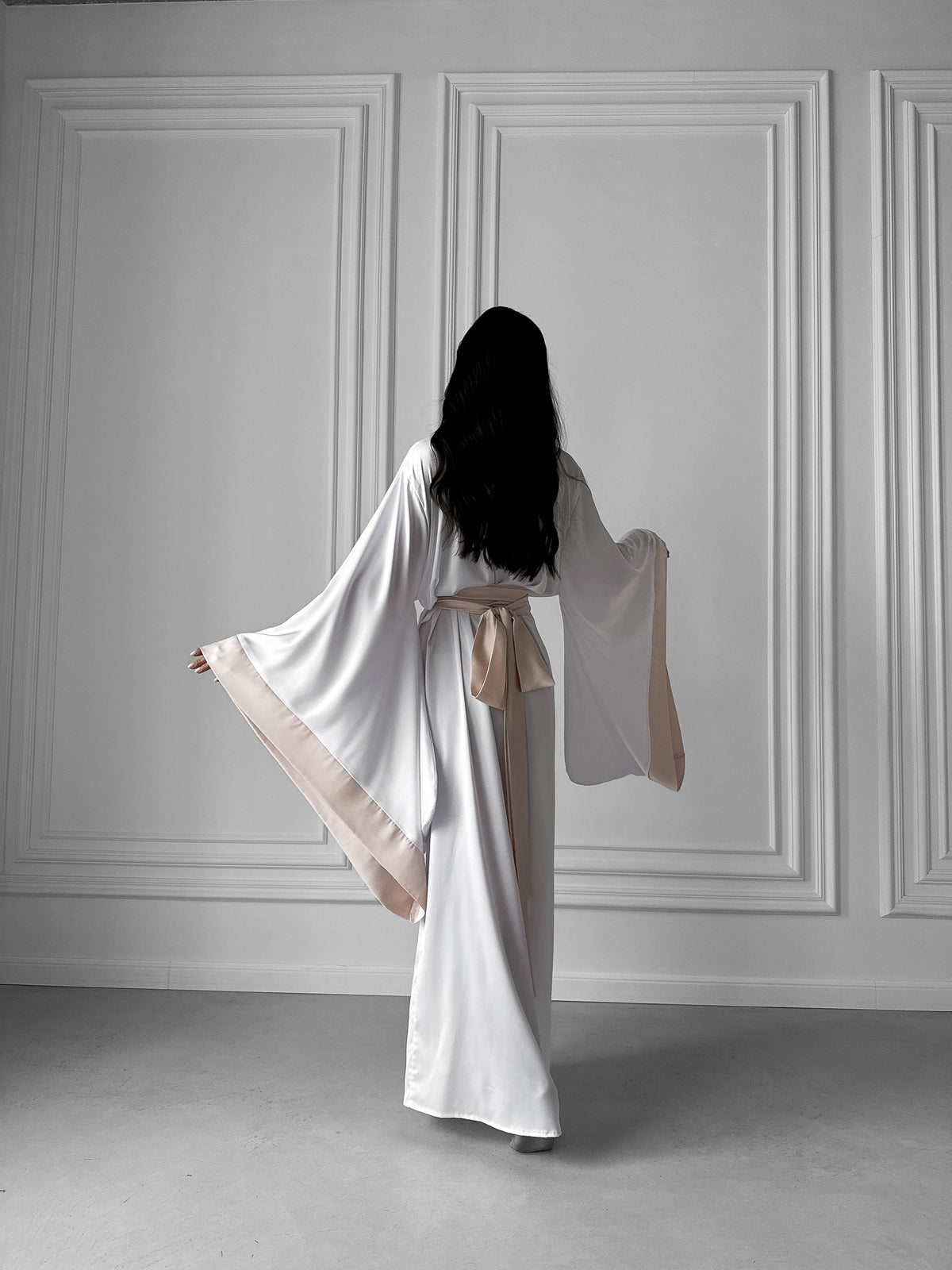 Make your bridal morning extraordinary with our exquisite Wedding Silk Robes. Elevate the experience for brides and bridesmaids alike with these luxurious and stylish robes.