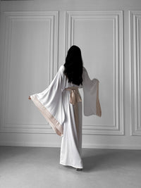 Make your bridal morning extraordinary with our exquisite Wedding Silk Robes. Elevate the experience for brides and bridesmaids alike with these luxurious and stylish robes.