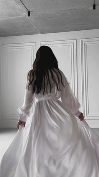 Wrap yourself in luxury on your special day with our Extra Long Robe. The tie waist, open front, and long sleeves with button cuffs create a bridal morning ensemble that exudes sophistication. Okiya Studio