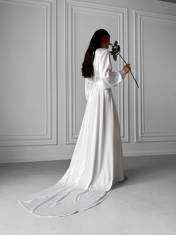 Celebrate your bridal morning in style with our Extra Long Robe. The tie waist, open front, and long sleeves with button cuffs offer both elegance and comfort for the perfect start to your special day. Okiya Studio