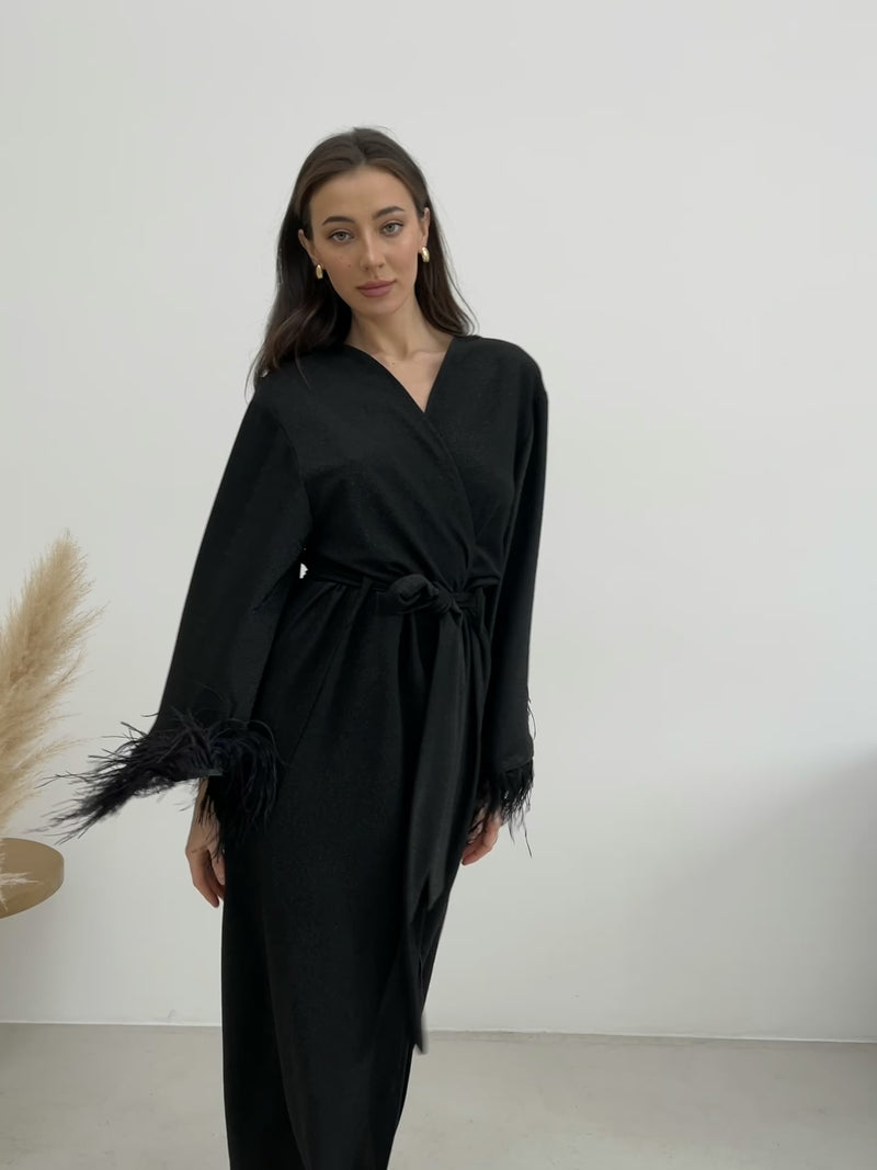 Shiny long black robe with feathers sleeves